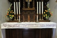Im Heiligtum: die mit dem Motto des Tages bestickte Altarborte (Foto: Annika Schindler)