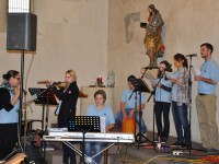 Der Kinder- und Jugendchor Sound&Spirit aus Duttenberg übernimmt die musikalische Gestaltung (Foto: SAL)
