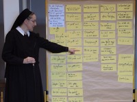 Schwester Caja Bernhard bei der Sichtung der Formulierungsvorschläge für die neue Jahreslosung (Foto: Neumann)