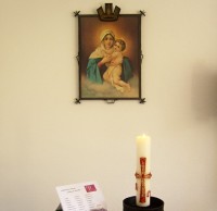 Alle Teilnehmerinnen sind während der Exerzitientage im Symbol der TN-Liste vor dem Bild der Gottesmutter in der Hauskapelle von Haus Rosengart vertreten.
