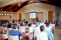Aufmerksame Zuhörerinnen im gut gefüllten Vortragssaal (Foto: Brehm)