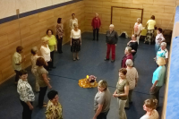 In der Turnhalle des Zentrums gab es die Möglichkeit zum meditativen Tanz (Foto: Hbre)
